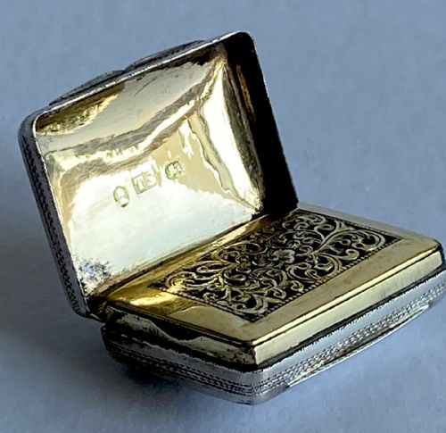 MAGNIFICENT GEORGIAN LARGE SOLID SILVER STERLING VINAIGRETTE GILT 1826 - ADDITIONAL PHOTO 4