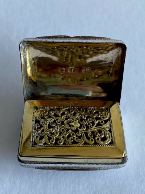MAGNIFICENT GEORGIAN LARGE SOLID SILVER STERLING VINAIGRETTE GILT 1826 - ADDITIONAL PHOTO 6