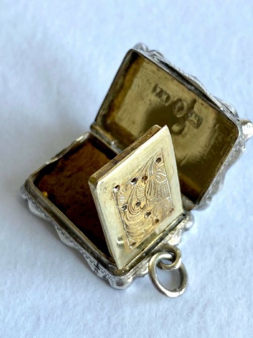 MAGNIFICENT SOLID SILVER STERLING VINAIGRETTE PENDANT GILT 1870 - ADDITIONAL PHOTO 4