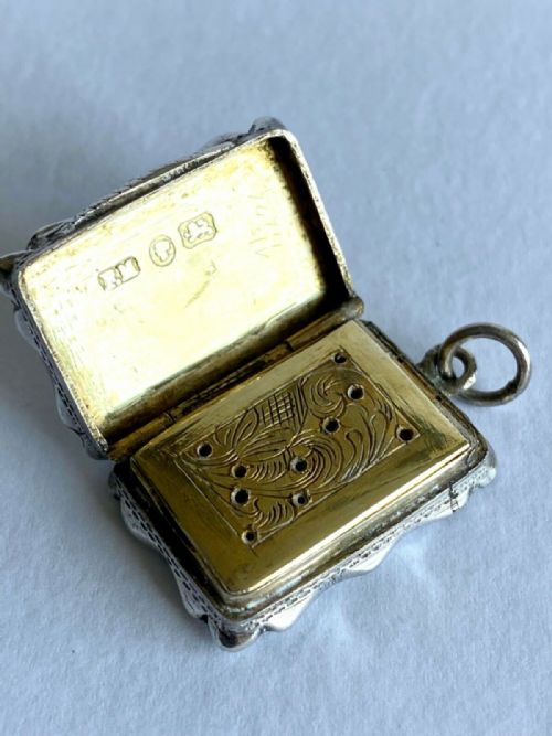 MAGNIFICENT SOLID SILVER STERLING VINAIGRETTE PENDANT GILT 1870 - ADDITIONAL PHOTO 6