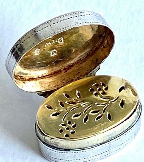 MAGNIFICENT GEORGIAN SOLID SILVER STERLING VINAIGRETTE GILT 1801 - ADDITIONAL PHOTO 2