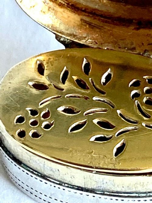 MAGNIFICENT GEORGIAN SOLID SILVER STERLING VINAIGRETTE GILT 1801 - ADDITIONAL PHOTO 3