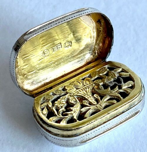 MAGNIFICENT GEORGIAN OVAL SOLID SILVER STERLING VINAIGRETTE GILT 1812 - ADDITIONAL PHOTO 2