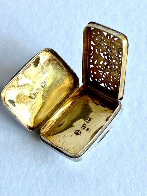 MAGNIFICENT GEORGIAN SOLID SILVER STERLING VINAIGRETTE GILT 1826 SOUVENIR - ADDITIONAL PHOTO 2