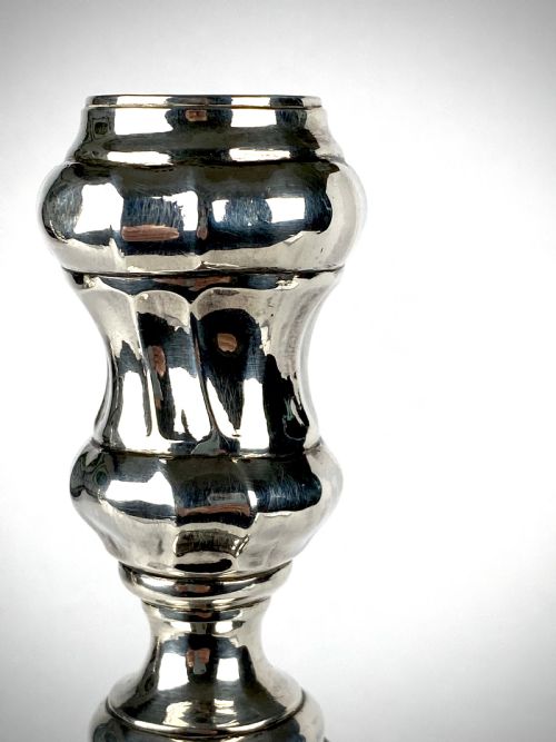 A PAIR OF SOLID SILVER 18TH CENTURY WRYTHEN SKIRT CANDLESTICKS - ADDITIONAL PHOTO 12