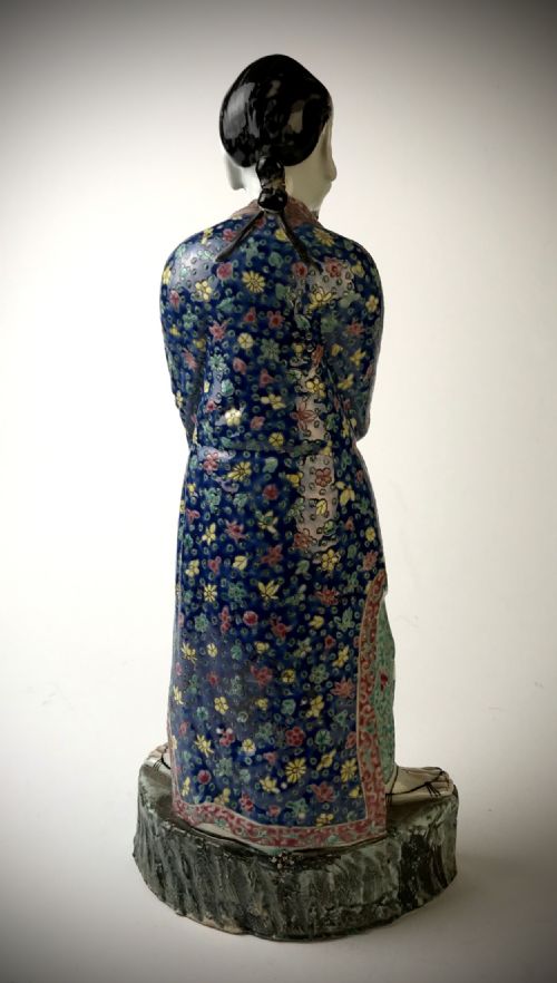 CHINESE REPUBLIC PORCELAIN FIGURE IMMORTAL CIRCA 1920 - ADDITIONAL PHOTO 5