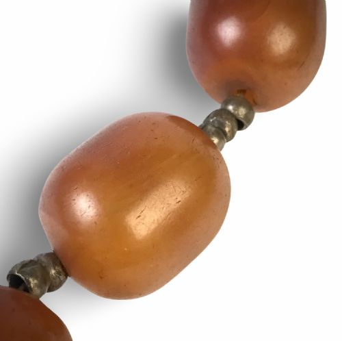 ANTIQUE AFRICAN AMBER NECKLACE CIRCA 1920 - ADDITIONAL PHOTO 4