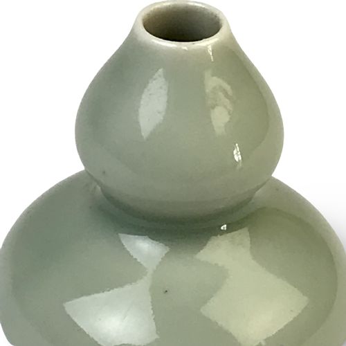 CHINESE PORCELAIN CELADON DOUBLE GOURD VASE CIRCA 1920 - ADDITIONAL PHOTO 2