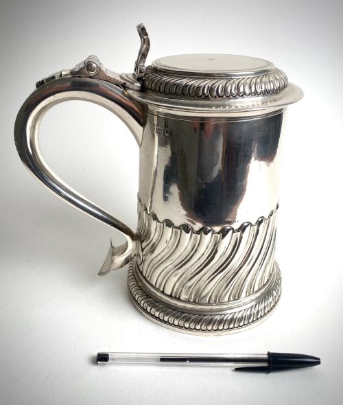 LARGE GEORGIAN TANKARD SOLID SILVER STERLING NEWCASTLE 1782 - ADDITIONAL PHOTO 1