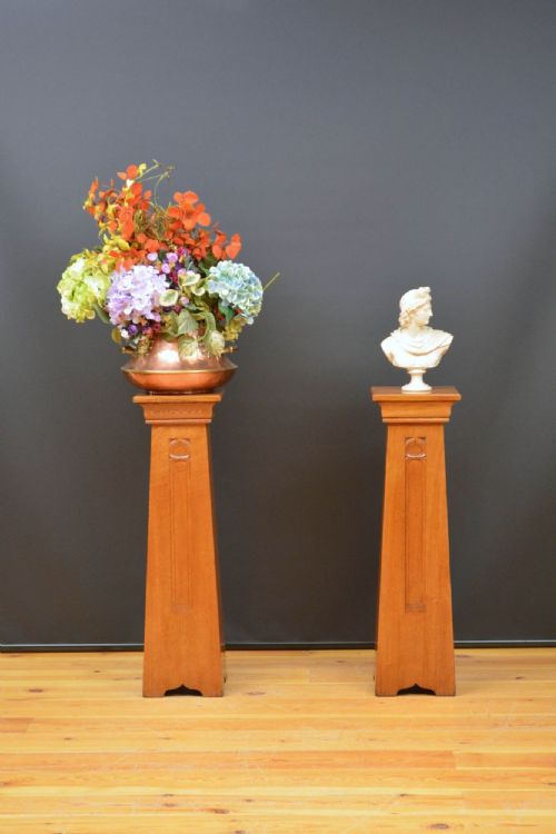 PAIR OF STYLISH ARTS AND CRAFTS PEDESTALS IN OAK