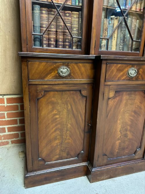 FINE QUALITY GEORGIAN STYLE MAHOGANY BREAKFRONT BOOKCASE - ADDITIONAL PHOTO 1