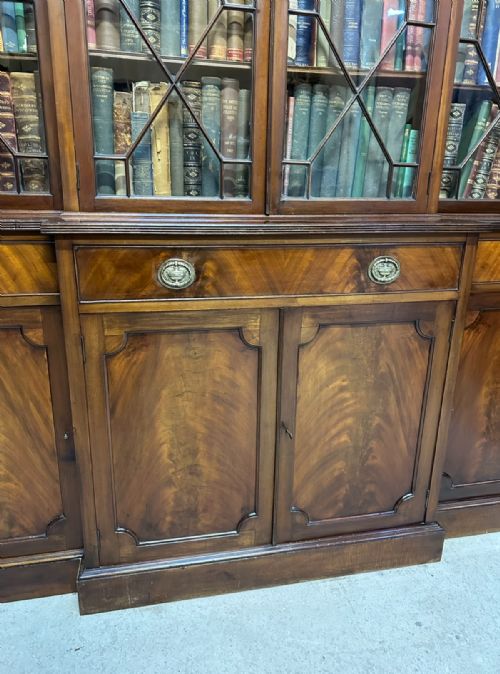FINE QUALITY GEORGIAN STYLE MAHOGANY BREAKFRONT BOOKCASE - ADDITIONAL PHOTO 2