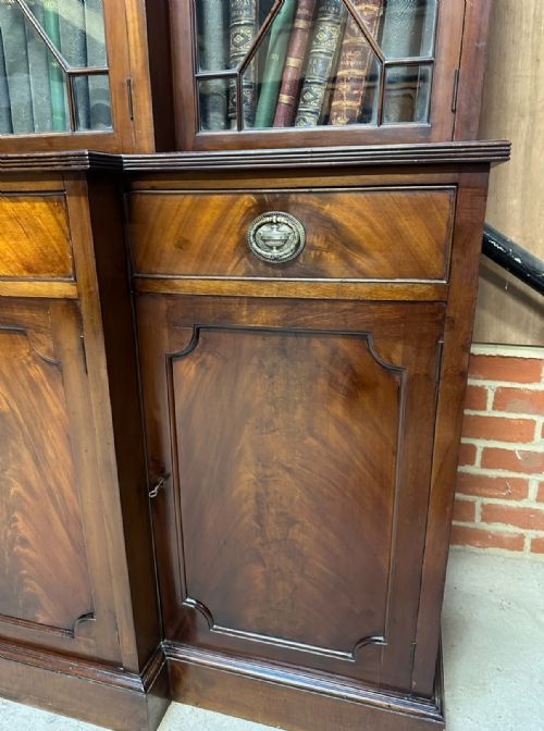 FINE QUALITY GEORGIAN STYLE MAHOGANY BREAKFRONT BOOKCASE - ADDITIONAL PHOTO 3