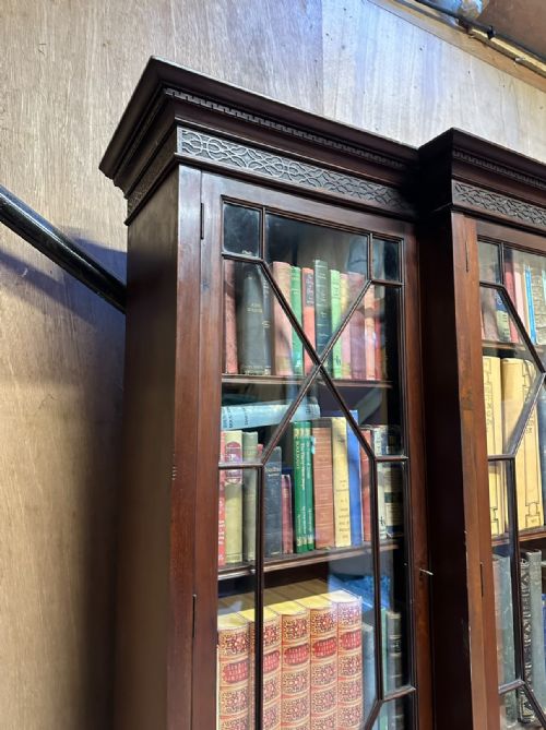 FINE QUALITY GEORGIAN STYLE MAHOGANY BREAKFRONT BOOKCASE - ADDITIONAL PHOTO 4