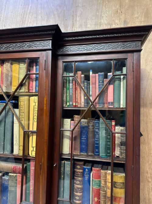 FINE QUALITY GEORGIAN STYLE MAHOGANY BREAKFRONT BOOKCASE - ADDITIONAL PHOTO 5