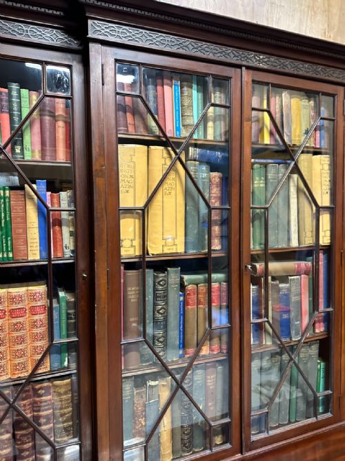 FINE QUALITY GEORGIAN STYLE MAHOGANY BREAKFRONT BOOKCASE - ADDITIONAL PHOTO 6