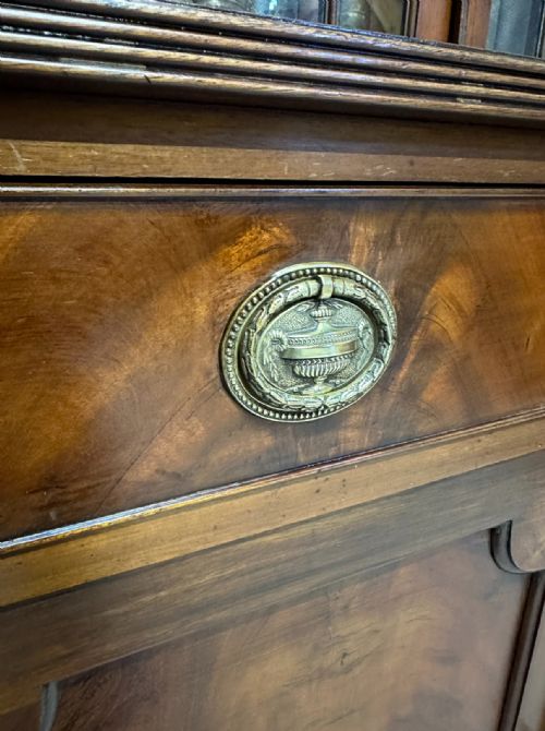 FINE QUALITY GEORGIAN STYLE MAHOGANY BREAKFRONT BOOKCASE - ADDITIONAL PHOTO 7