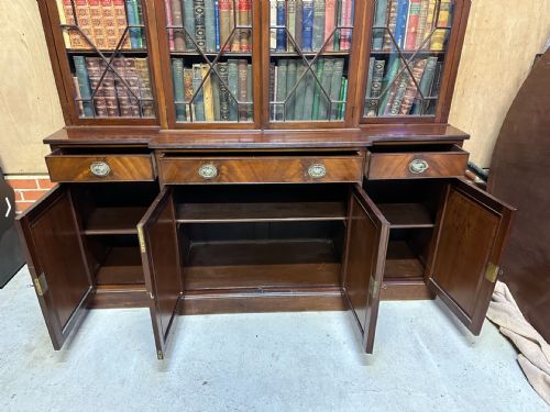 FINE QUALITY GEORGIAN STYLE MAHOGANY BREAKFRONT BOOKCASE - ADDITIONAL PHOTO 8