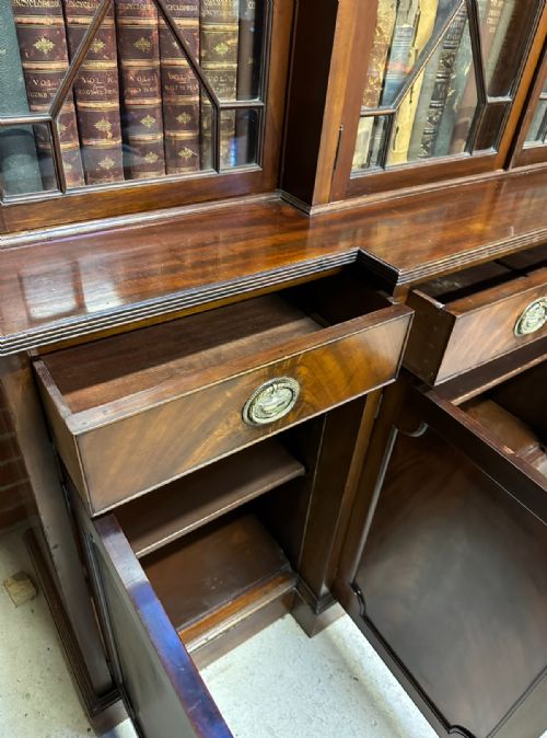 FINE QUALITY GEORGIAN STYLE MAHOGANY BREAKFRONT BOOKCASE - ADDITIONAL PHOTO 9