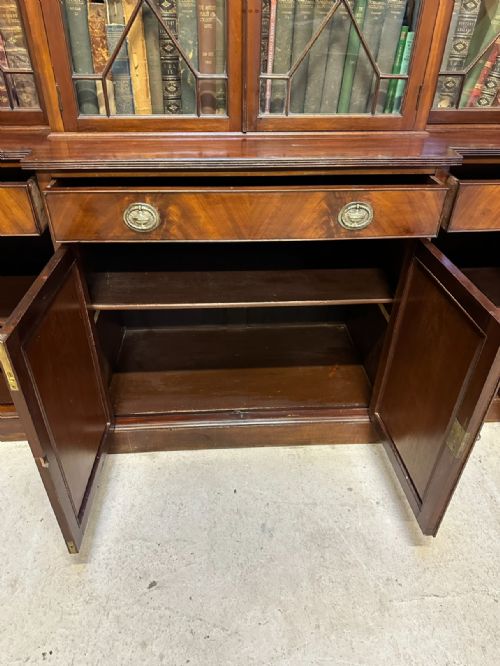 FINE QUALITY GEORGIAN STYLE MAHOGANY BREAKFRONT BOOKCASE - ADDITIONAL PHOTO 10