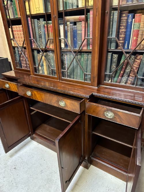 FINE QUALITY GEORGIAN STYLE MAHOGANY BREAKFRONT BOOKCASE - ADDITIONAL PHOTO 11