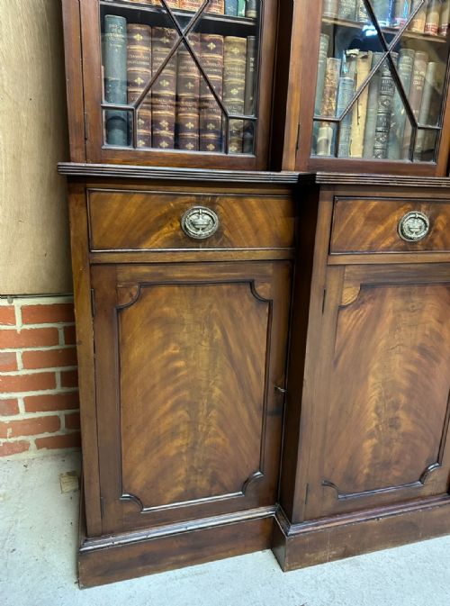 FINE QUALITY GEORGIAN STYLE MAHOGANY BREAKFRONT BOOKCASE - ADDITIONAL PHOTO 12