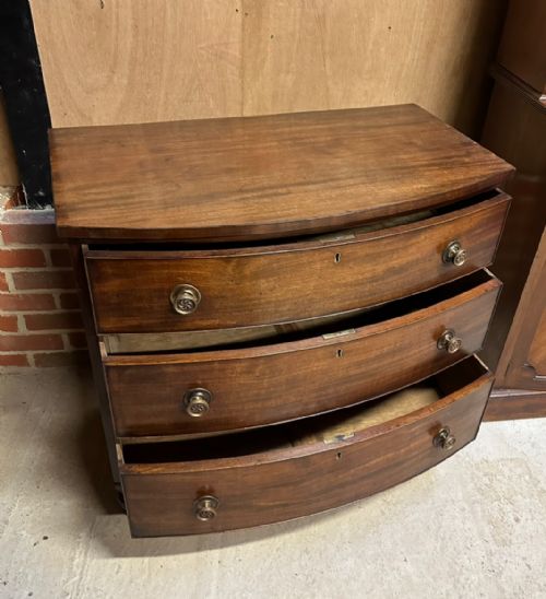 EARLY VICTORIAN MAHOGANY BOW FRONT CHEST - ADDITIONAL PHOTO 1