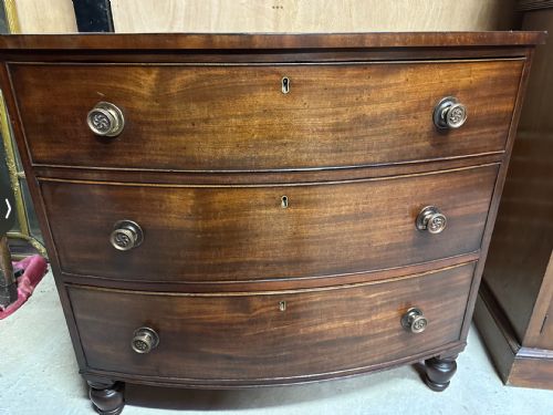 EARLY VICTORIAN MAHOGANY BOW FRONT CHEST - ADDITIONAL PHOTO 2