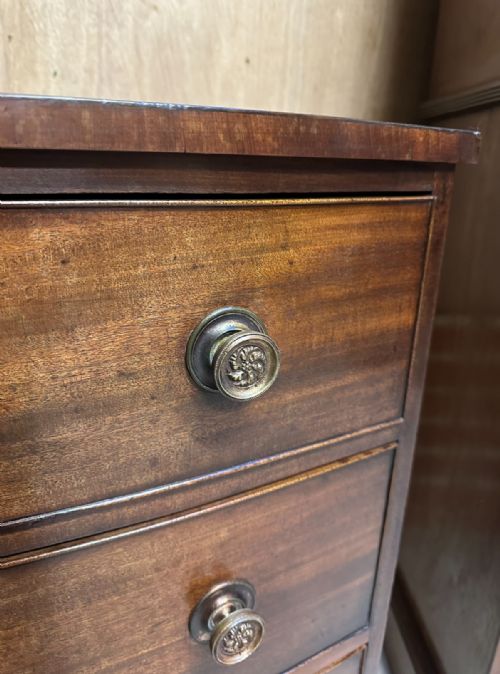 EARLY VICTORIAN MAHOGANY BOW FRONT CHEST - ADDITIONAL PHOTO 4