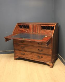 ANTIQUE GEORGIAN MAHOGANY BUREAU