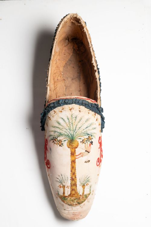 GIANT SHOE - ADDITIONAL PHOTO 1