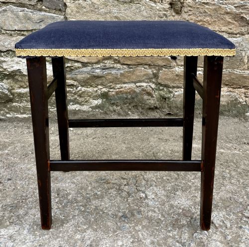 fig 1. George V 1911 Coronation Stool