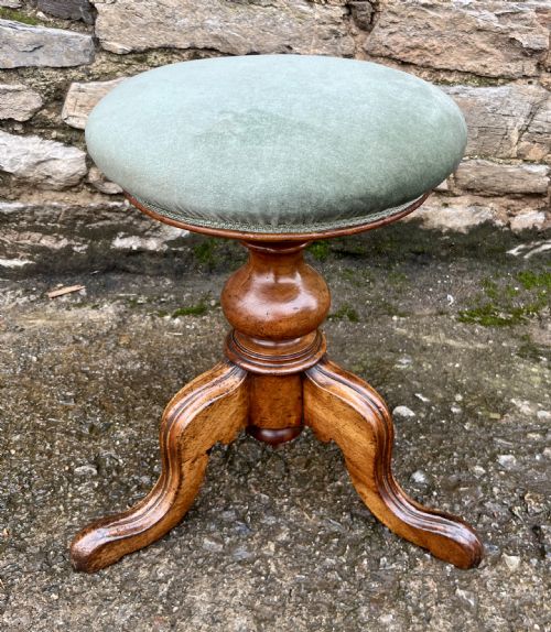 VICTORIAN WALNUT ADJUSTABLE PIANO STOOL