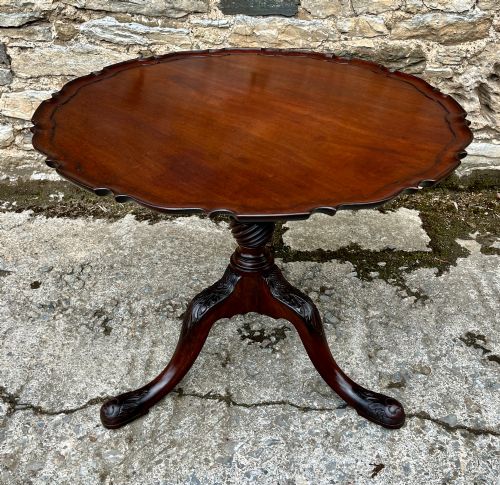 GEORGIAN MAHOGANY PIE CRUST TILT TOP TABLE