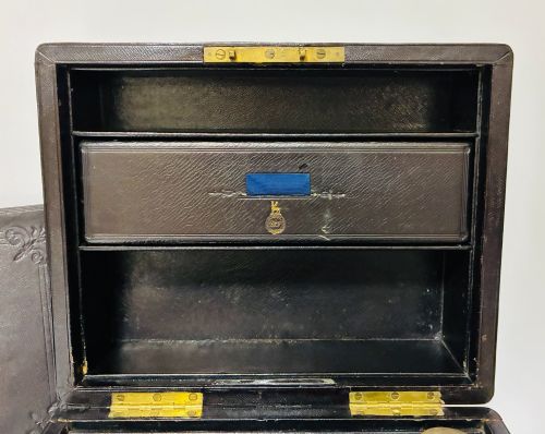 VICTORIAN LEATHER DRESSING CASE BY F WEST IN ORIGINAL LEATHER BOX - ADDITIONAL PHOTO 8