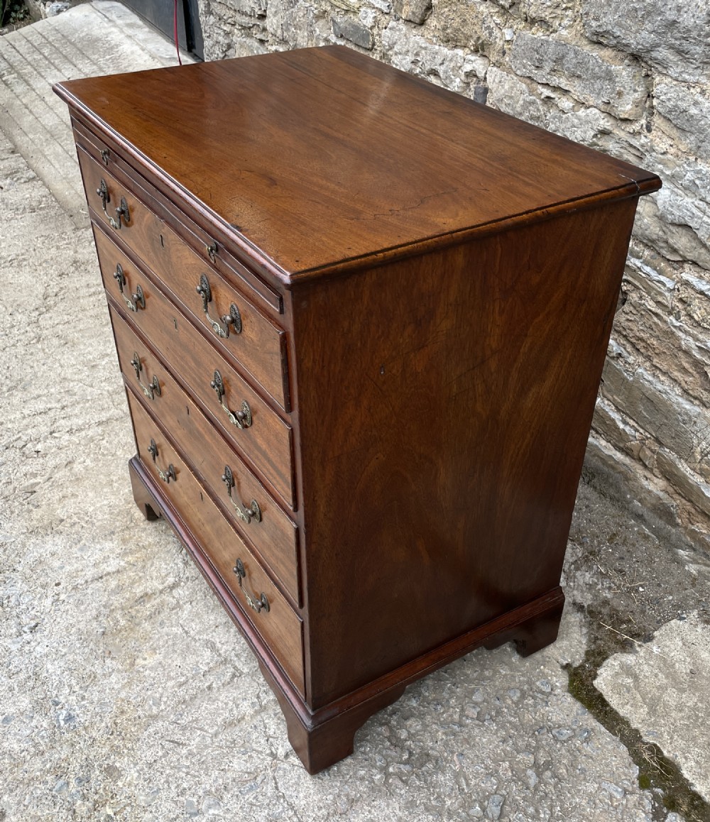 Small Georgian Mahogany Bachelor’s Chest of Drawers View VI