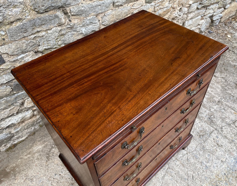 Small Georgian Mahogany Bachelor’s Chest of Drawers View XII