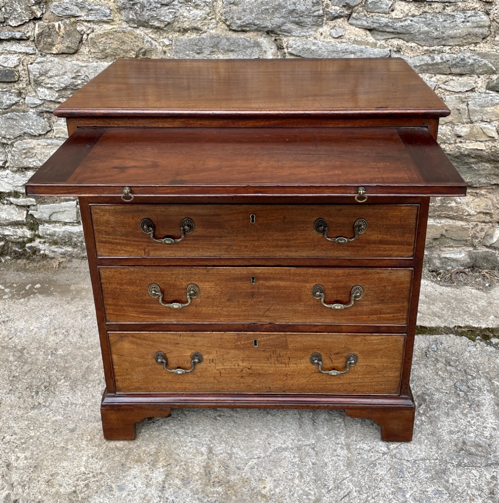Small Georgian Mahogany Bachelor’s Chest of Drawers View XXI