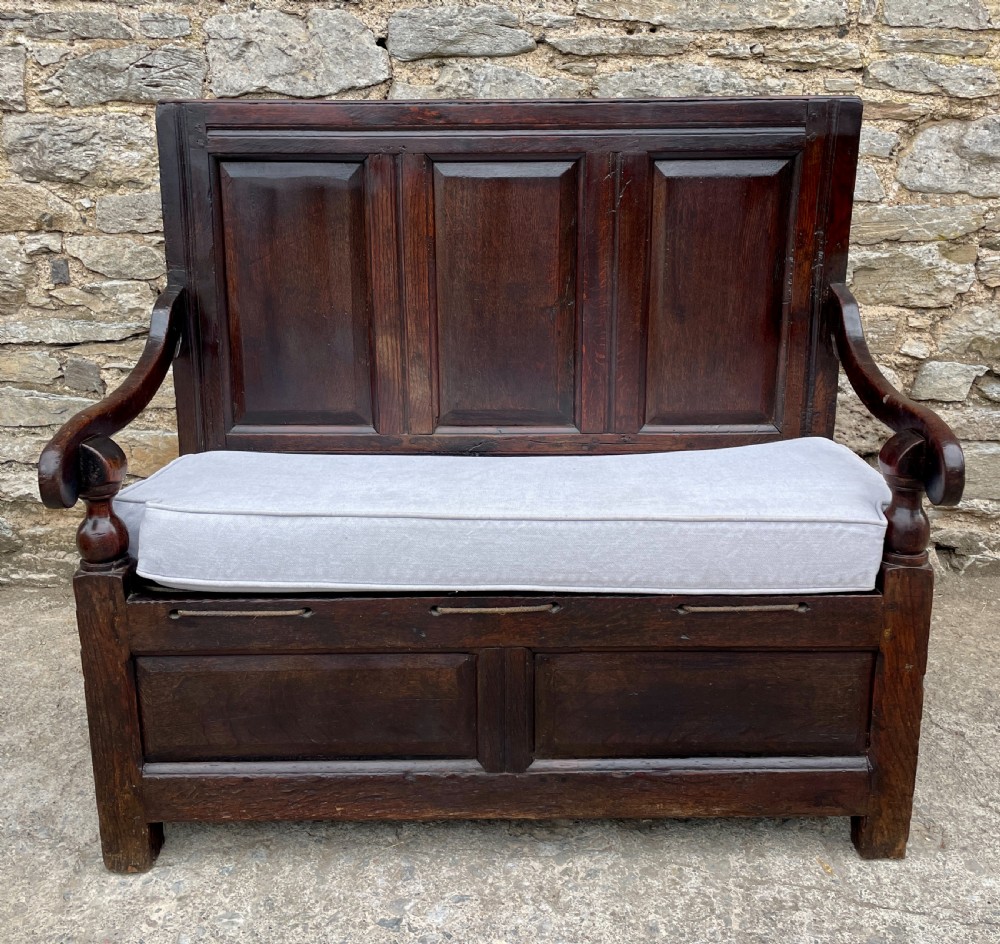 Early 18th Century Oak Settle View II