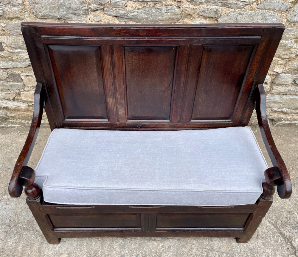 Early 18th Century Oak Settle View III