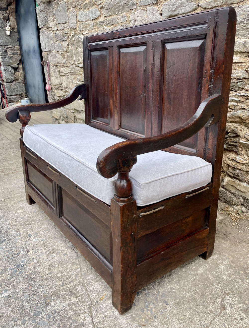 Early 18th Century Oak Settle View V