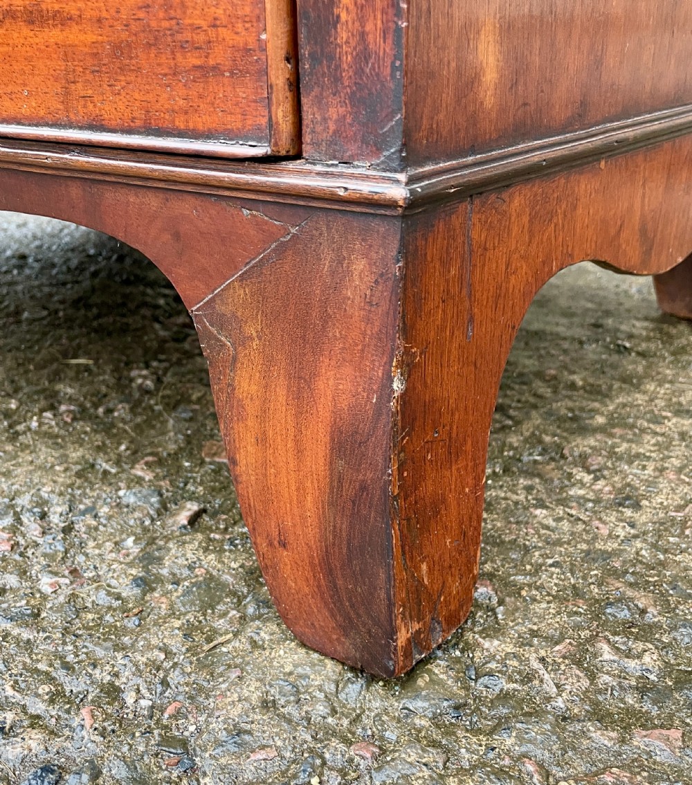 Small Georgian Mahogany Bow Front Chest of Drawers View VIII