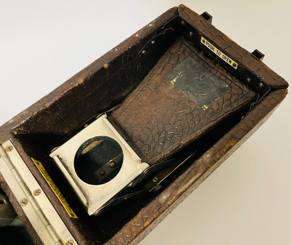 Peter Pan Portable Picnic Gramophone View VIII