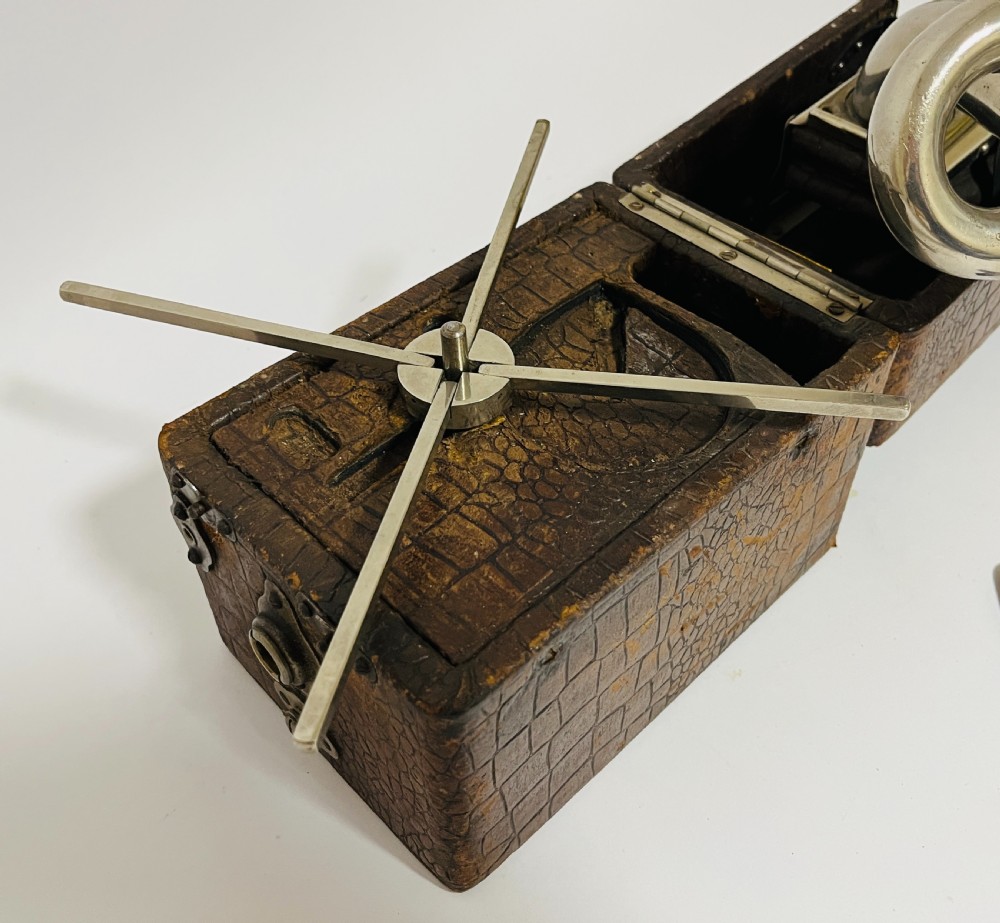 Peter Pan Portable Picnic Gramophone View XIV