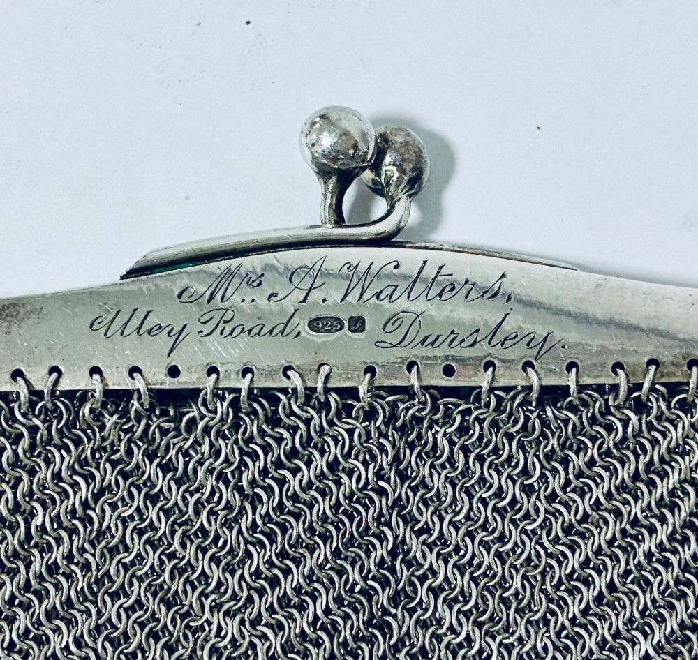 An Art Deco silver mesh purse featuring an engraved kiss-lock frame, a paperclip link chain handle, and a scalloped hem with drop-bead detailing. View IV