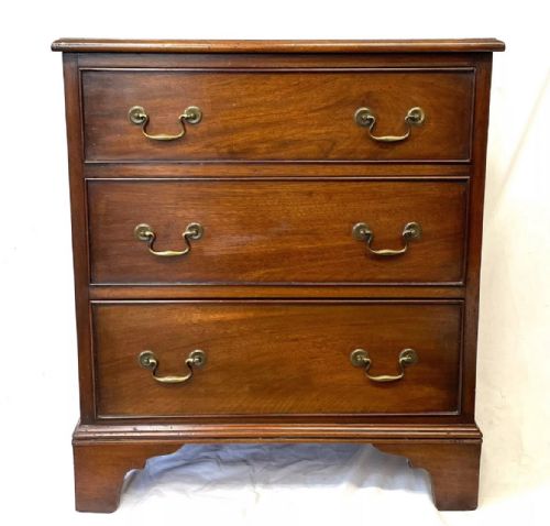 fig 1. Antique Georgian Mahogany Chest of Drawers of Small Proportions