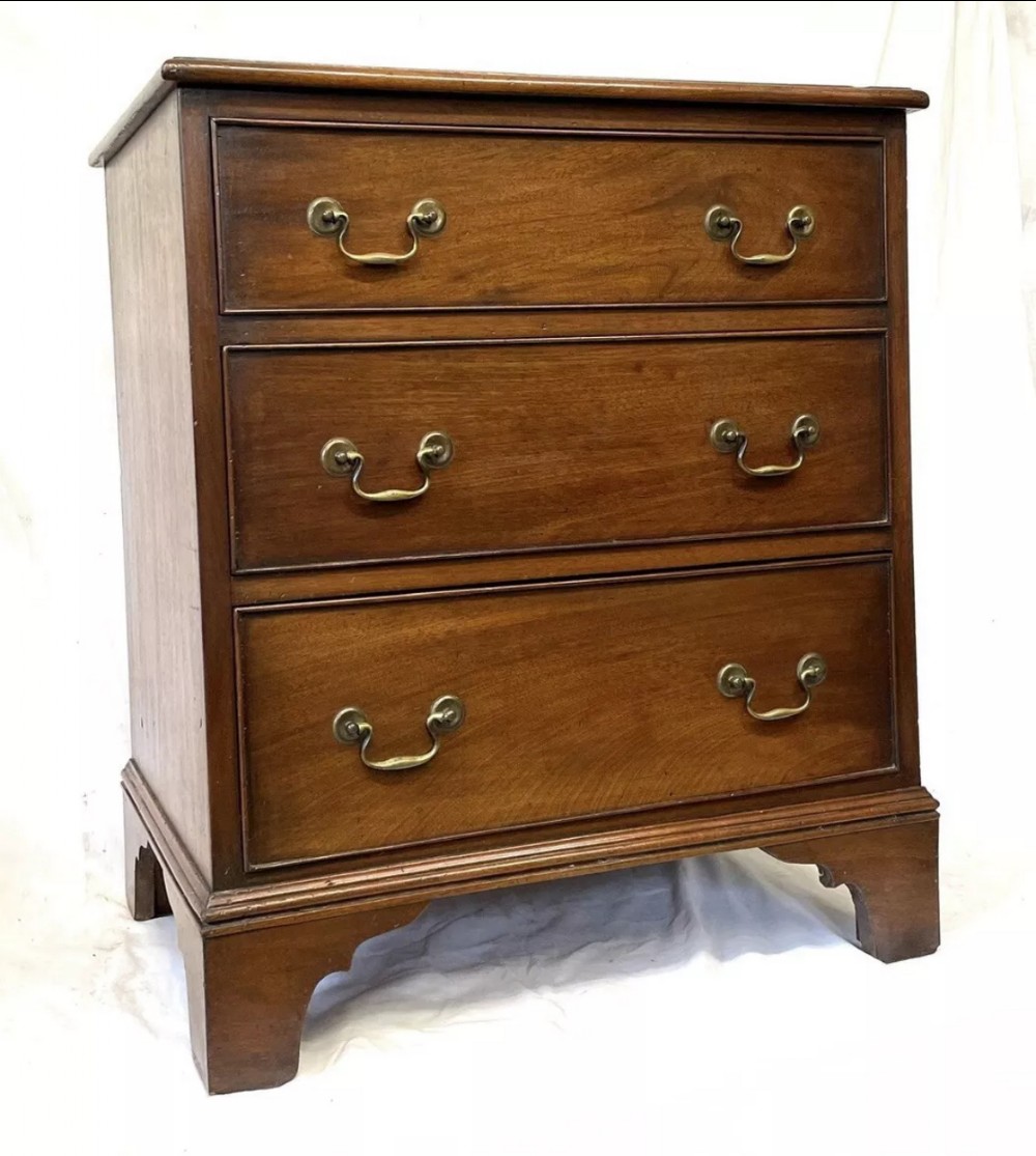 Antique Georgian Mahogany Chest of Drawers of Small Proportions