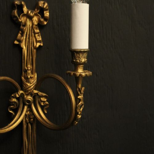 FRENCH PAIR OF GILDED RIBBON WALL LIGHTS - ADDITIONAL PHOTO 4