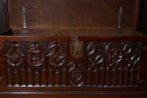A 16TH CENTURY CARVED COFFER - ADDITIONAL PHOTO 1
