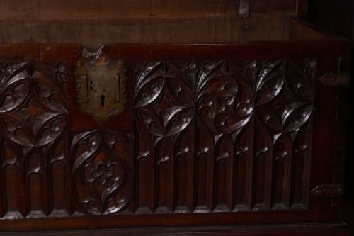 A 16TH CENTURY CARVED COFFER - ADDITIONAL PHOTO 3